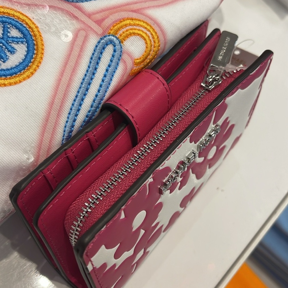 Michael Kors Jet Set Medium Floral Print Bi-Fold Wallet
Dragonfruit
NWT - Picture 14 of 16